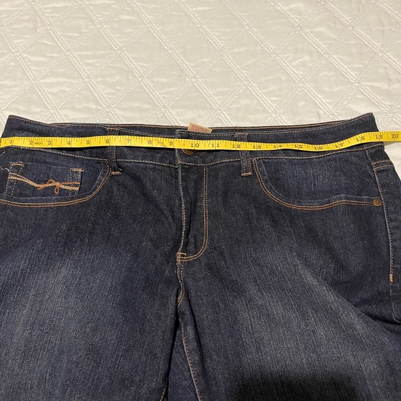 Size 16P boot cut Jean - Picture 4 of 5